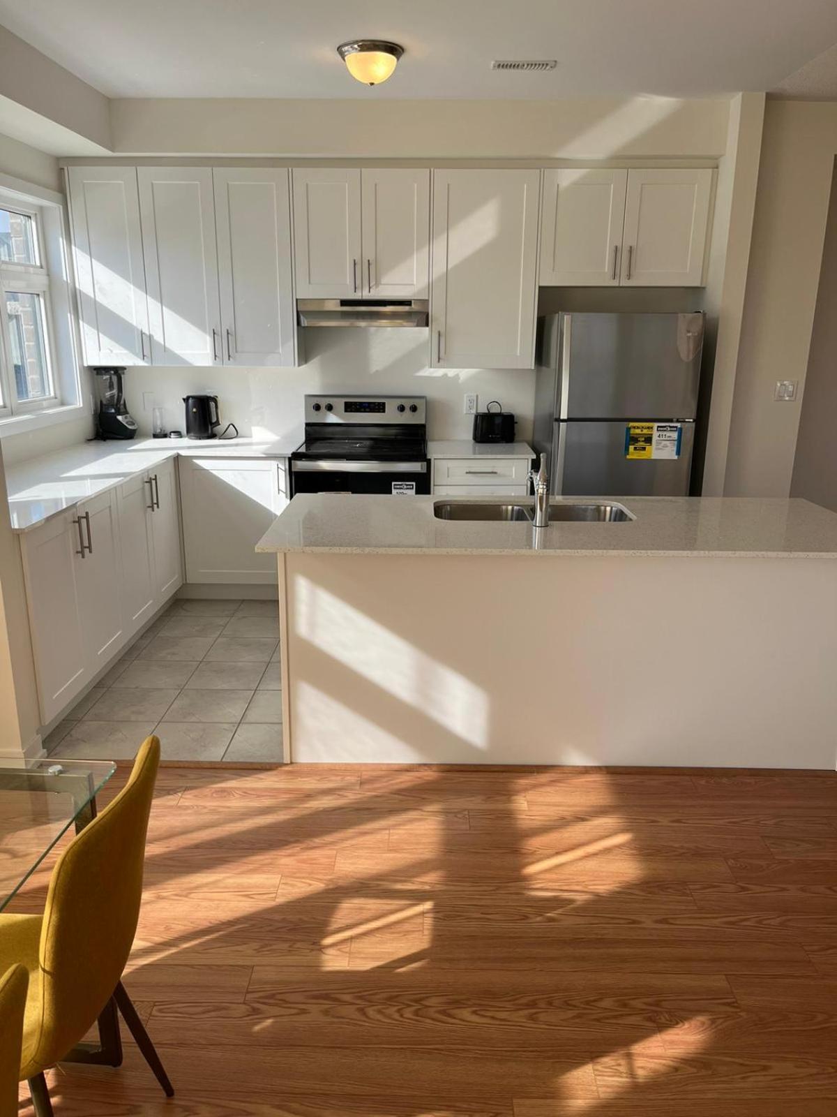 Luxury Brand New Townhouse In Milton Ontario Apartment Luaran gambar